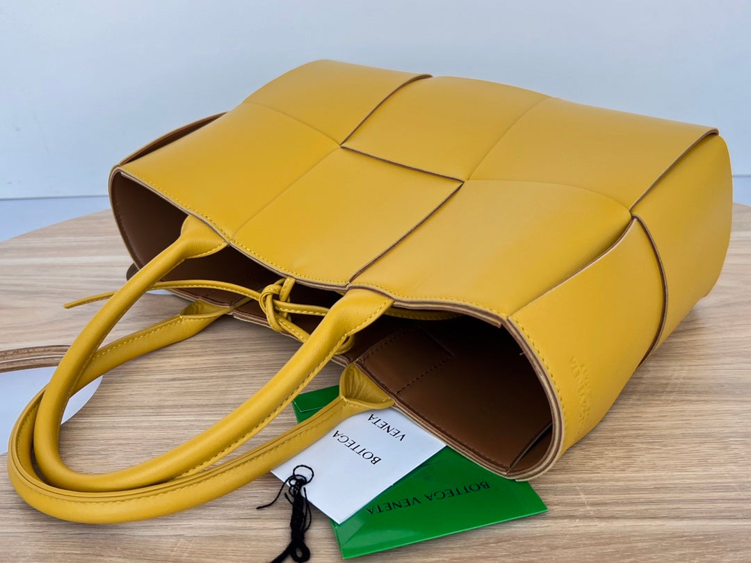 SMALL ARCO TOTE 30 IN TULIP TREE YELLOW LAMBSKIN