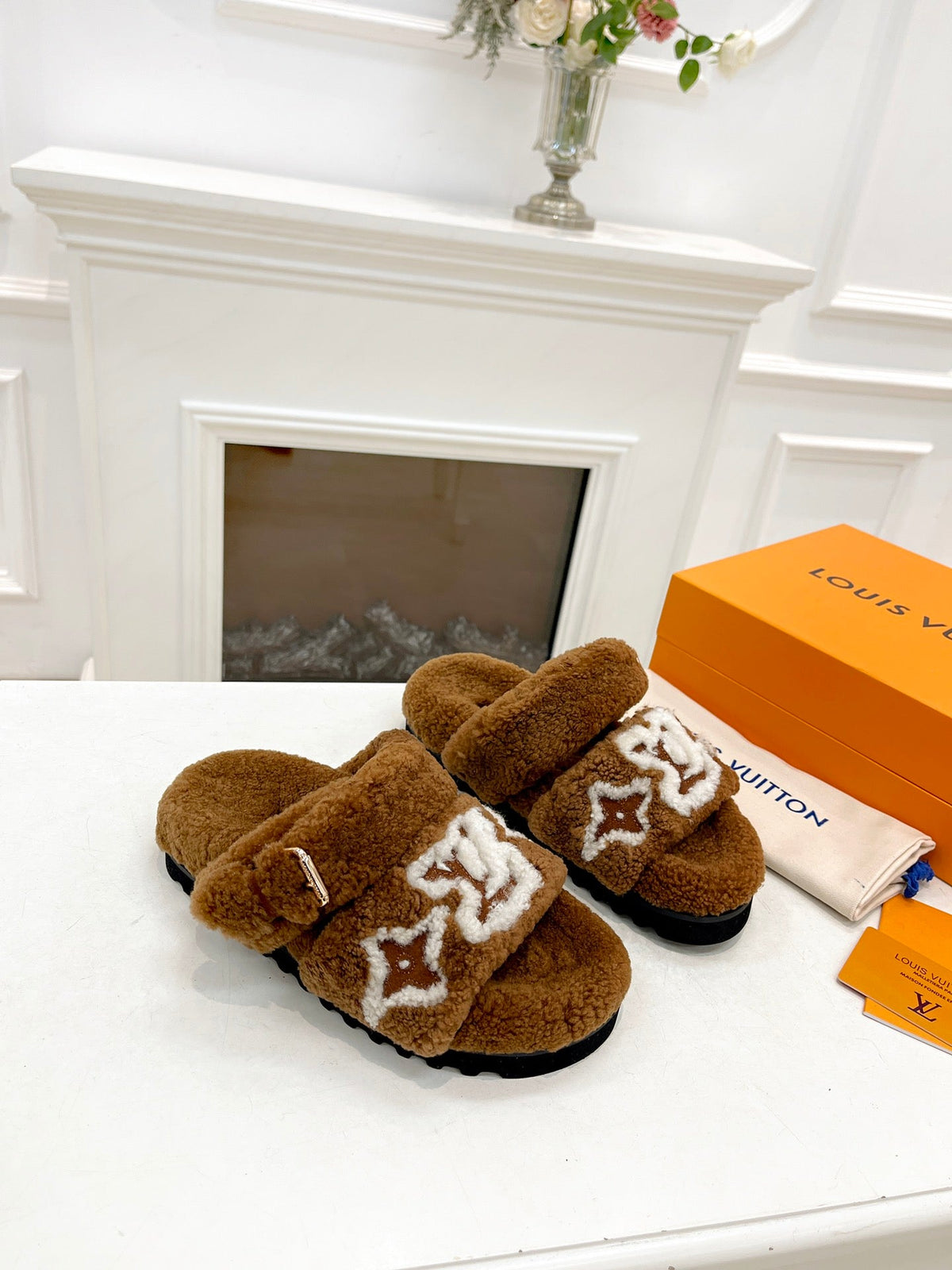 DAD SANDAL MULE IN CARAMEL BROWN MIX WHITE FLEECE