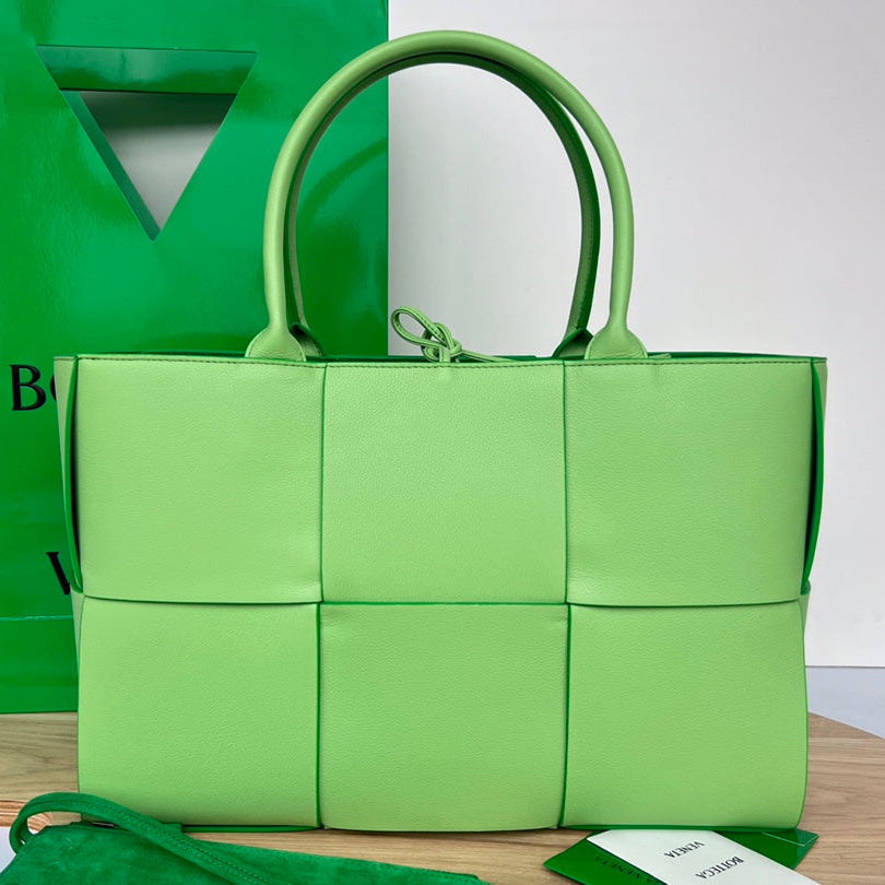 ARCO TOTE 36 IN MANTIS GREEN CALFSKIN