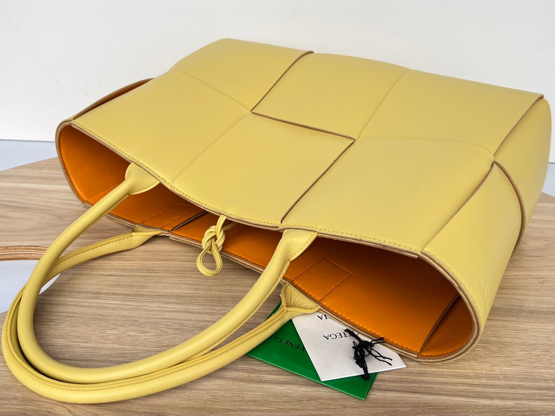ARCO TOTE 36 IN CHENIN YELLOW CALFSKIN