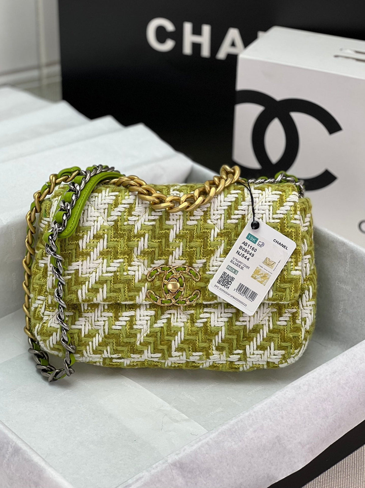 SMALL FLAP BAG 26 IN LIGHT GREEN MIX WHITE TWEED SILVER AND GOLD CHAIN