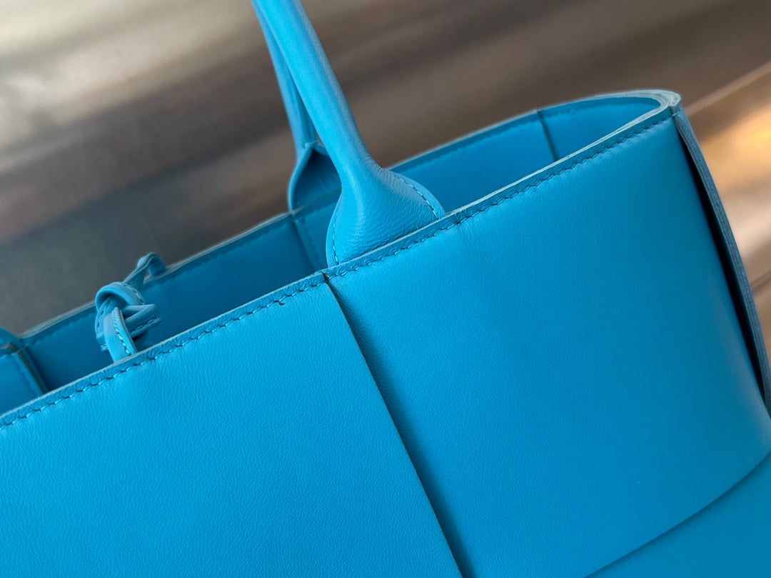 SMALL ARCO TOTE 30 IN CERULEAN BLUE LAMBSKIN