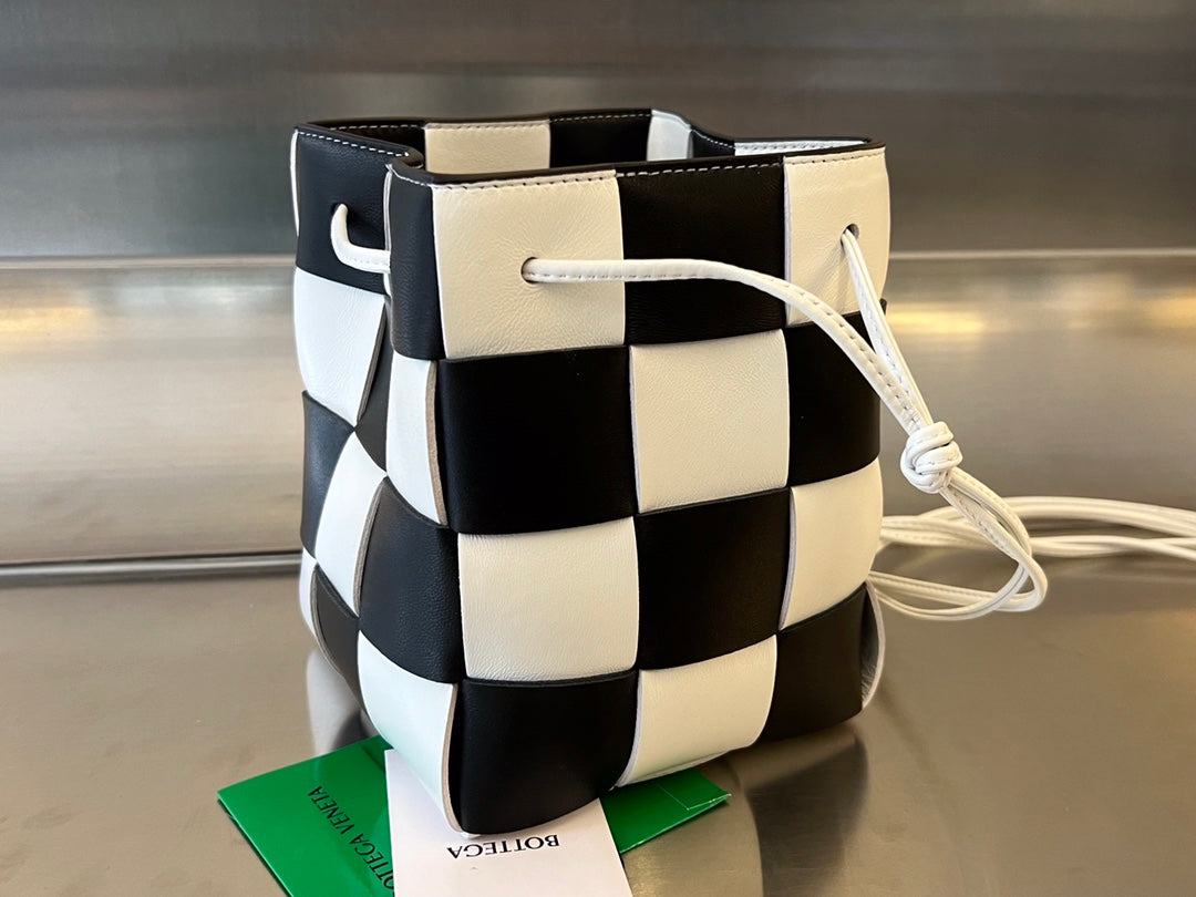 SMALL CASSETTE BUCKET 18 IN WHITE MIX BLACK CALFSKIN