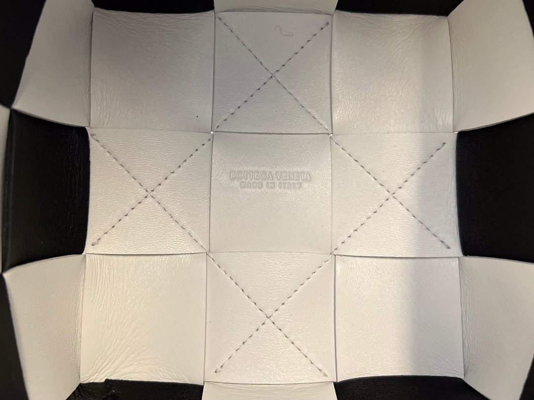 SMALL CASSETTE BUCKET 18 IN WHITE MIX BLACK CALFSKIN