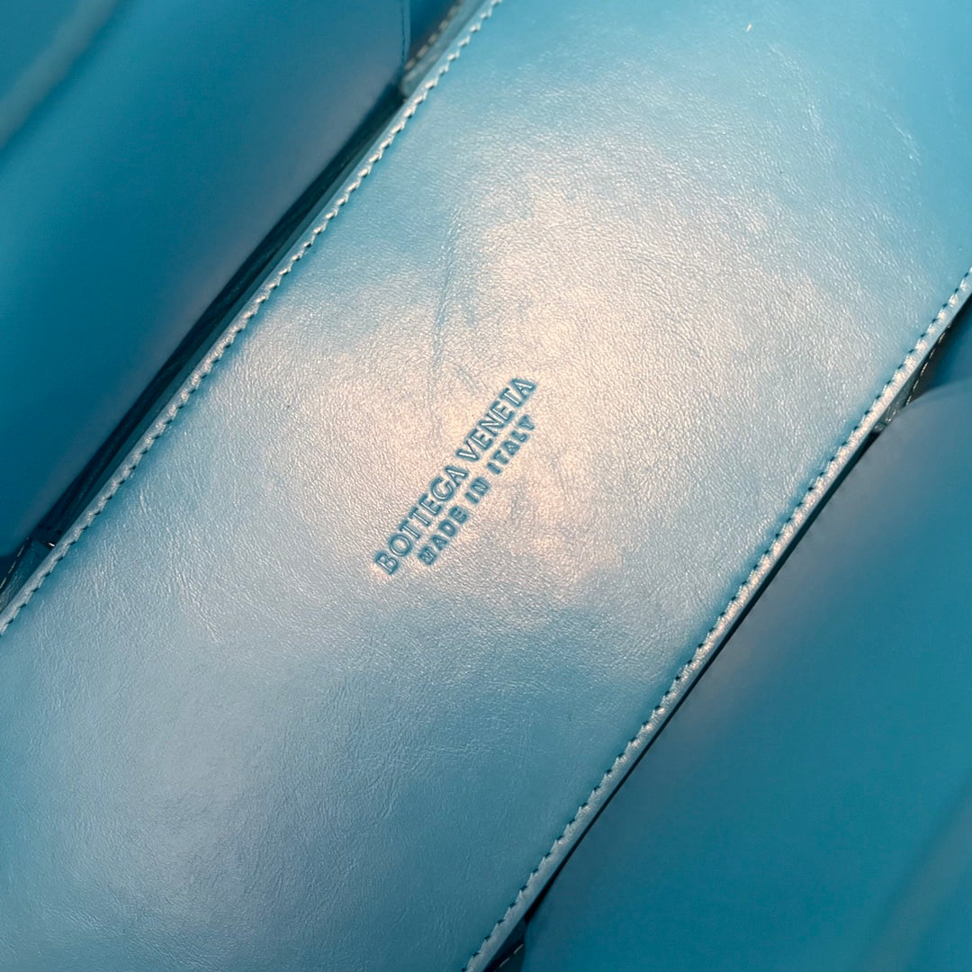SMALL ARCO TOTE 30 IN CERULEAN BLUE SOFT LAMBSKIN
