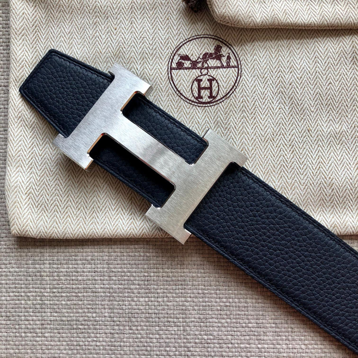 HM BELT BUCKLE & REVERSIBLE BLACK LEATHER STRAP 38MM SILVER HARDWARE