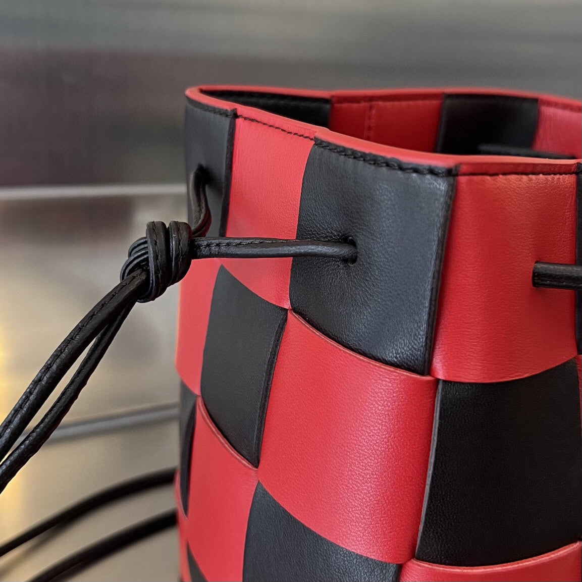 SMALL CASSETTE BUCKET 18 IN RED MIX BLACK CALFSKIN