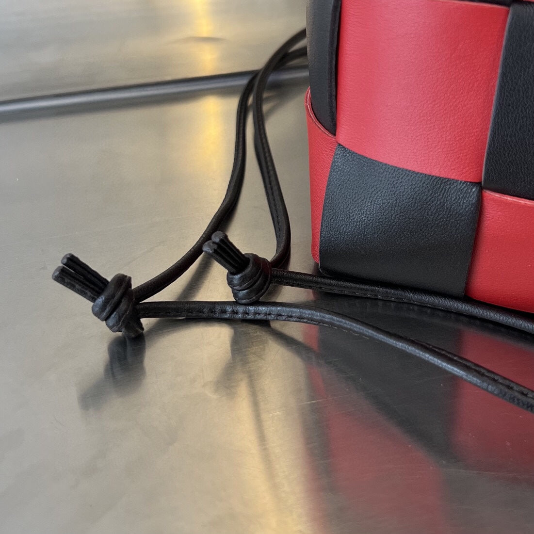 SMALL CASSETTE BUCKET 18 IN RED MIX BLACK CALFSKIN