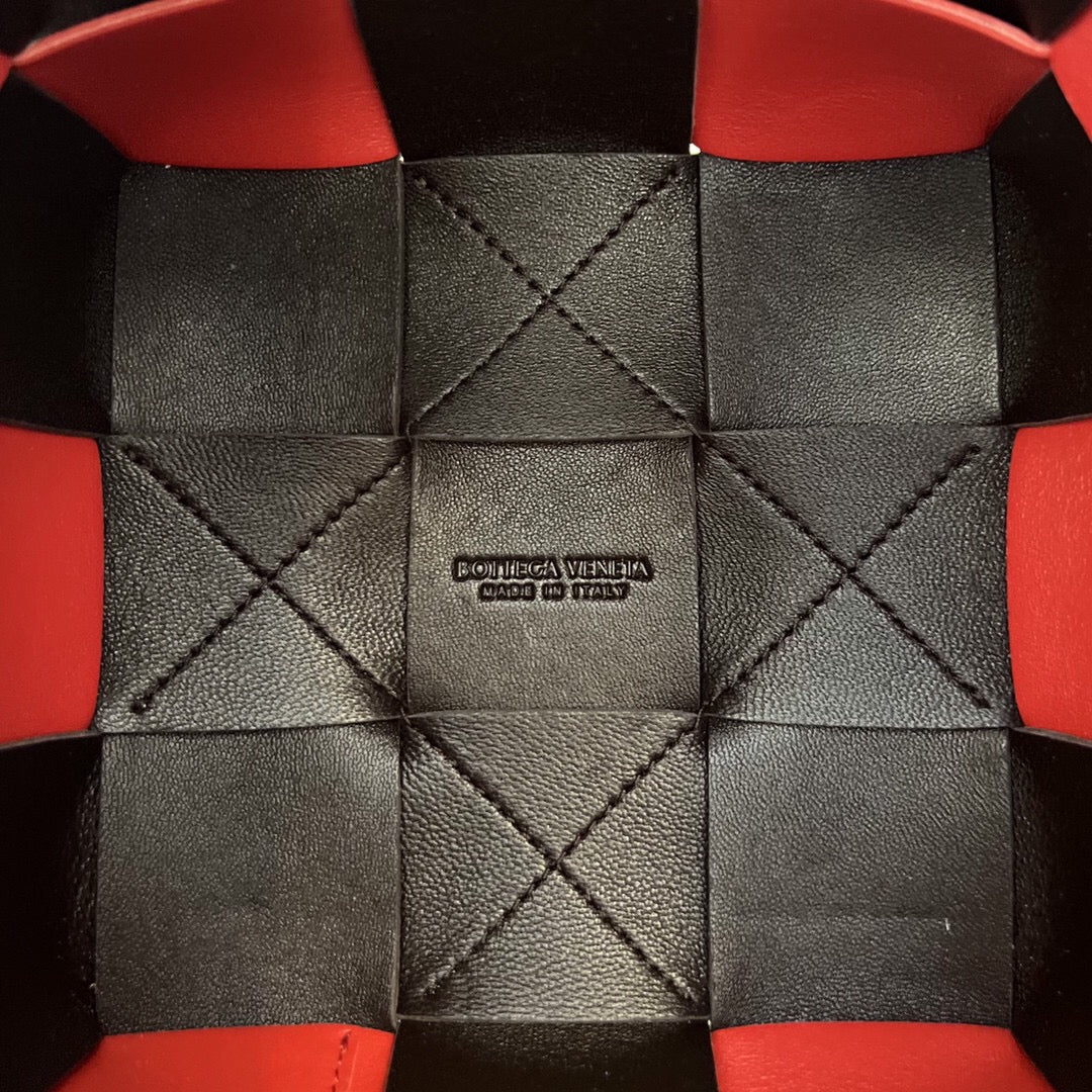 SMALL CASSETTE BUCKET 18 IN RED MIX BLACK CALFSKIN