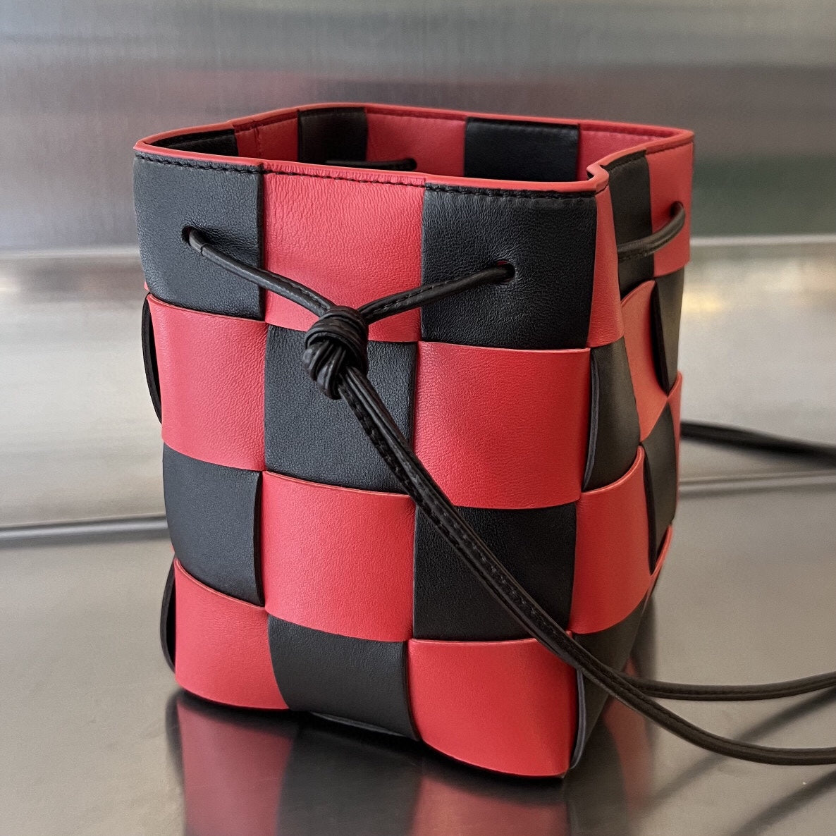 SMALL CASSETTE BUCKET 18 IN RED MIX BLACK CALFSKIN