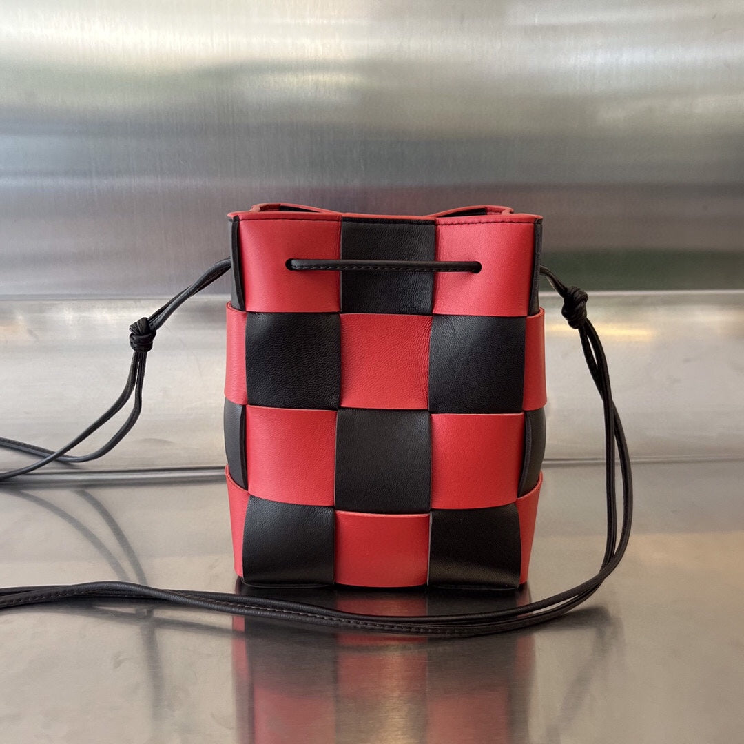 SMALL CASSETTE BUCKET 18 IN RED MIX BLACK CALFSKIN