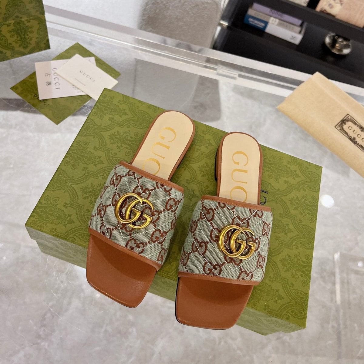 GG EXCLUSIVE SLIDE SANDAL CARAMEL AND GRAY FABRIC