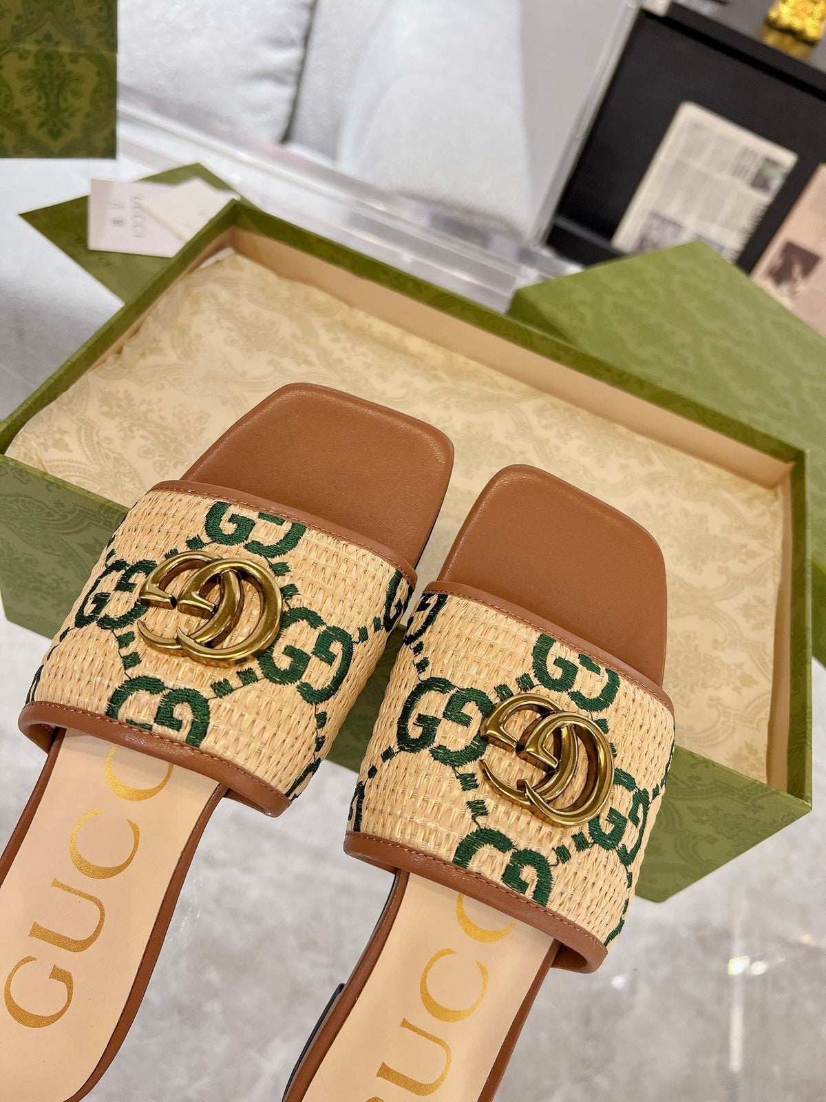 GG EXCLUSIVE SLIDE SANDAL CARAMEL SEDGE