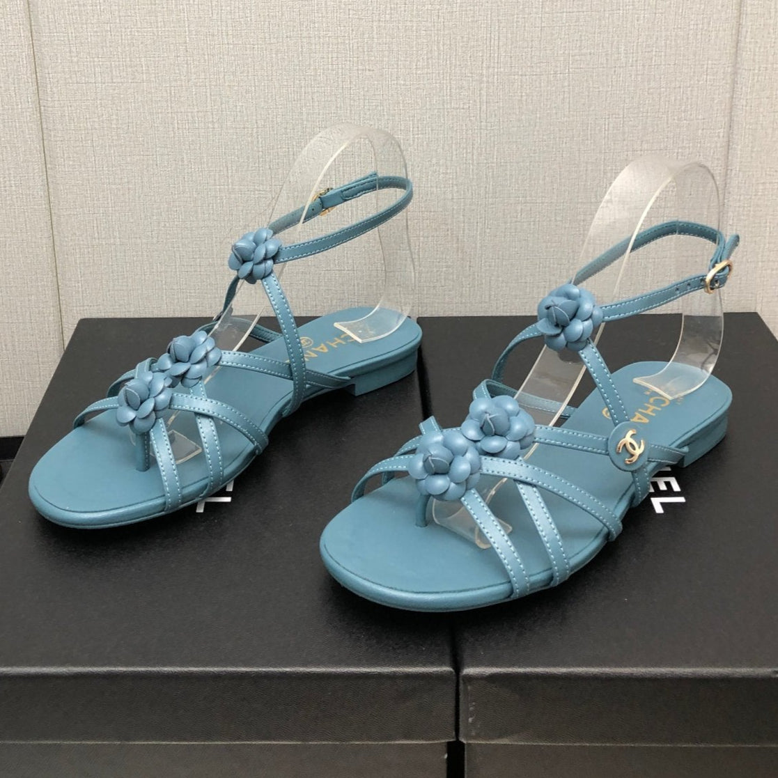 FLORAL FLAT SANDAL IN SAPPHIRE BLUE LAMBSKIN