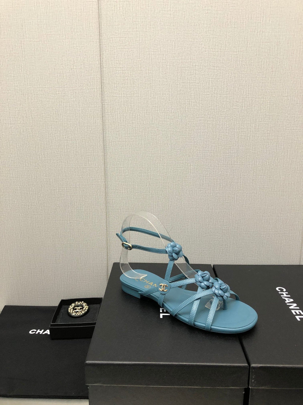 FLORAL FLAT SANDAL IN SAPPHIRE BLUE LAMBSKIN