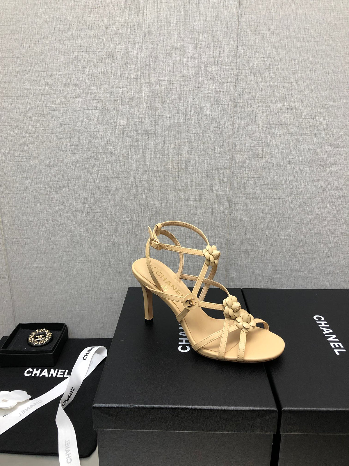 FLORAL HIGH HEEL SANDAL IN SAND YELLOW LAMBSKIN