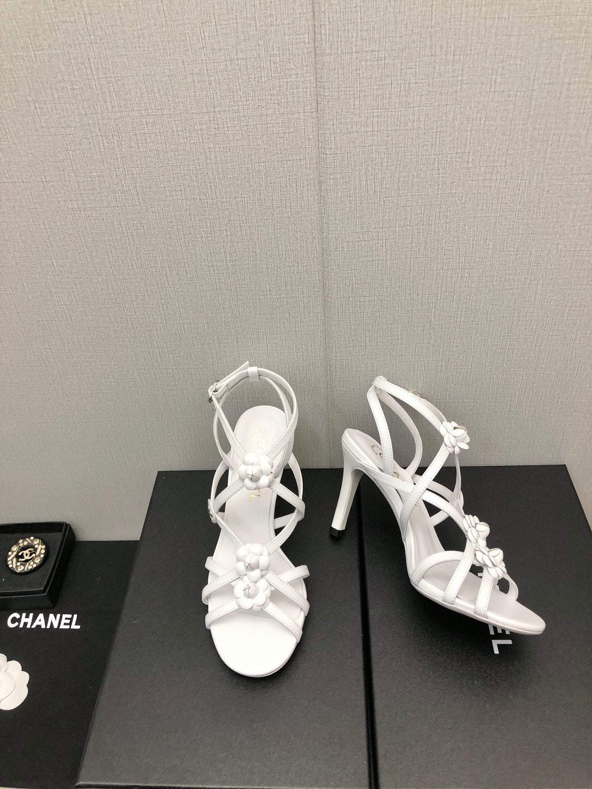 FLORAL HIGH HEEL SANDAL IN WHITE LAMBSKIN