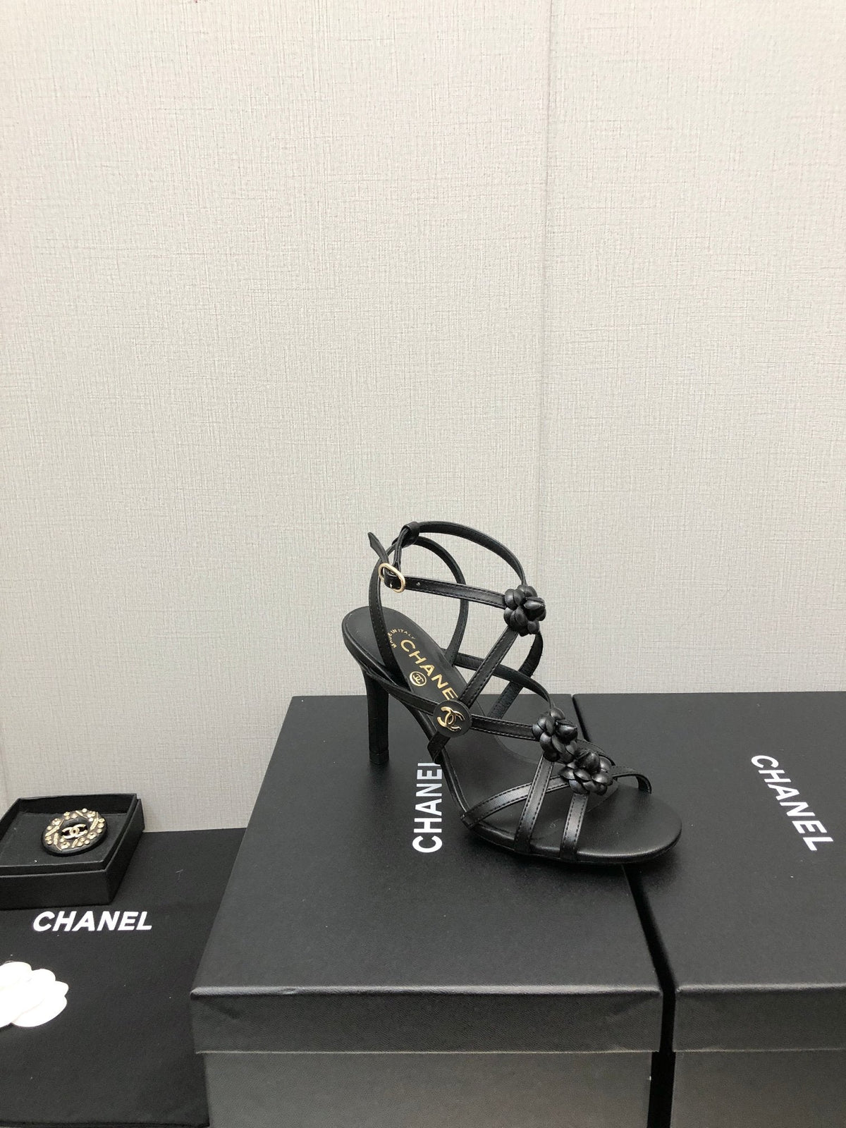 FLORAL HIGH HEEL SANDAL IN BLACK LAMBSKIN