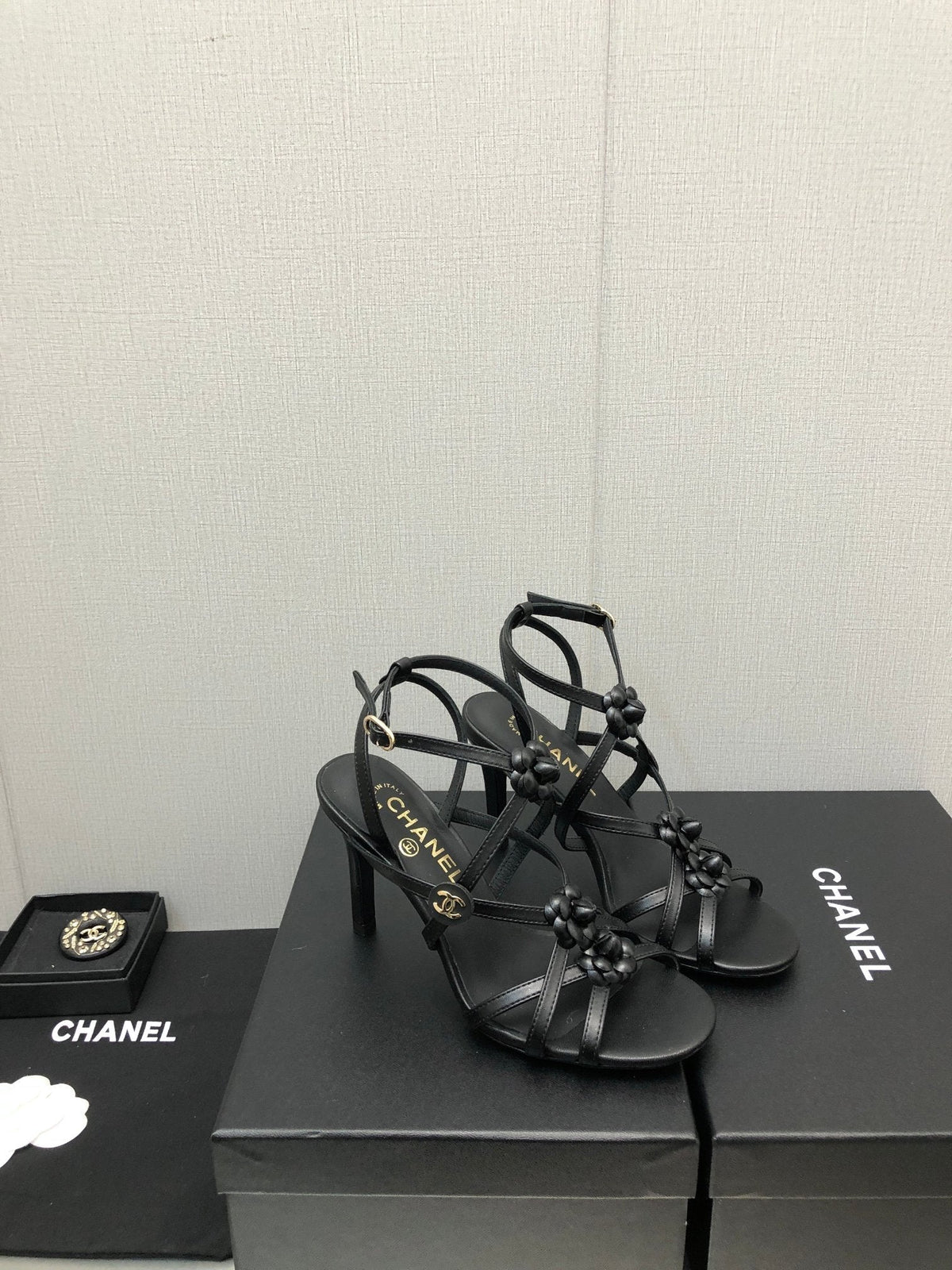 FLORAL HIGH HEEL SANDAL IN BLACK LAMBSKIN