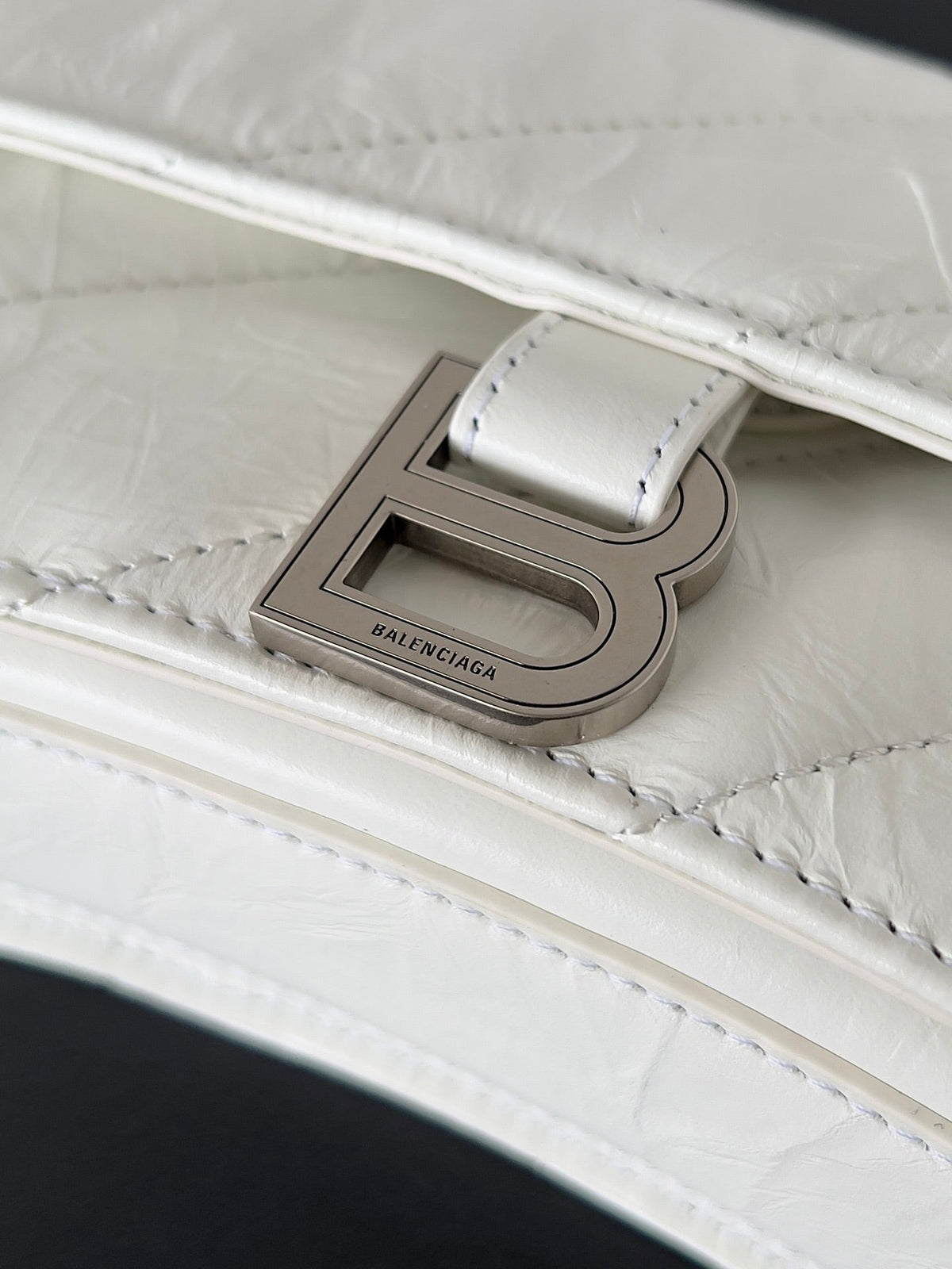 CRUSH CHAINED BAG 22 IN WHITE QUILTED CRUSHED CALFSKIN SILVER HARDWARE