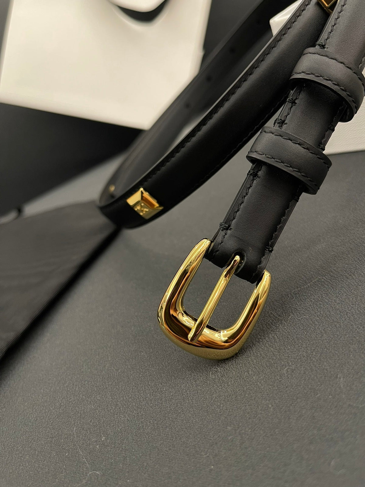 CL SMALL 18 MM TRIOMPHE BELT IN TAURILLON BLACK LEATHER GOLD HARDWARE