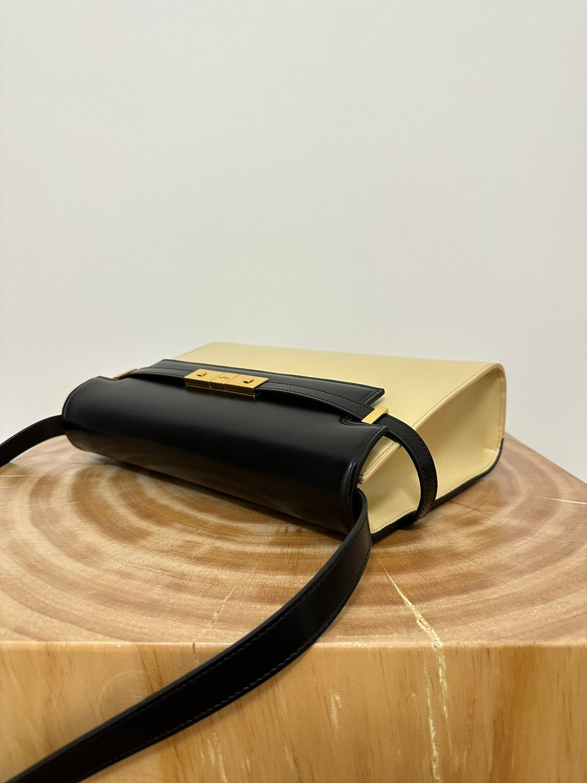 MANHATTAN 29 TOP-HANDLE IN SMOOTH BLACK BEIGE CALFSKIN