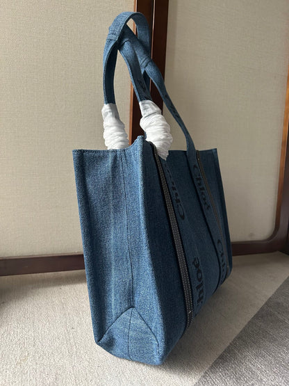 MEDIUM WOODY TOTE BAG 37 IN BLUE DENIM BLACK CALFSKIN
