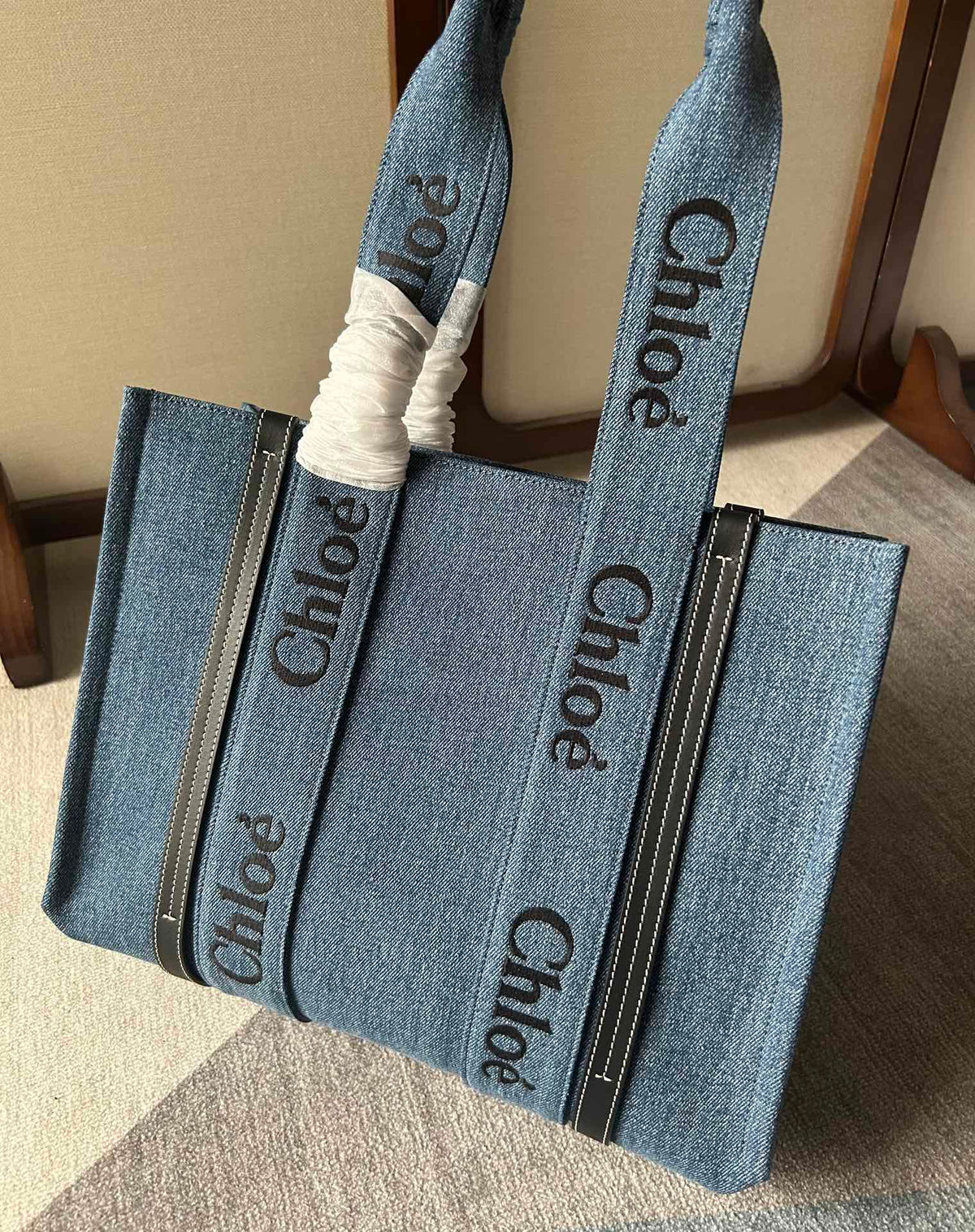 MEDIUM WOODY TOTE BAG 37 IN BLUE DENIM BLACK CALFSKIN
