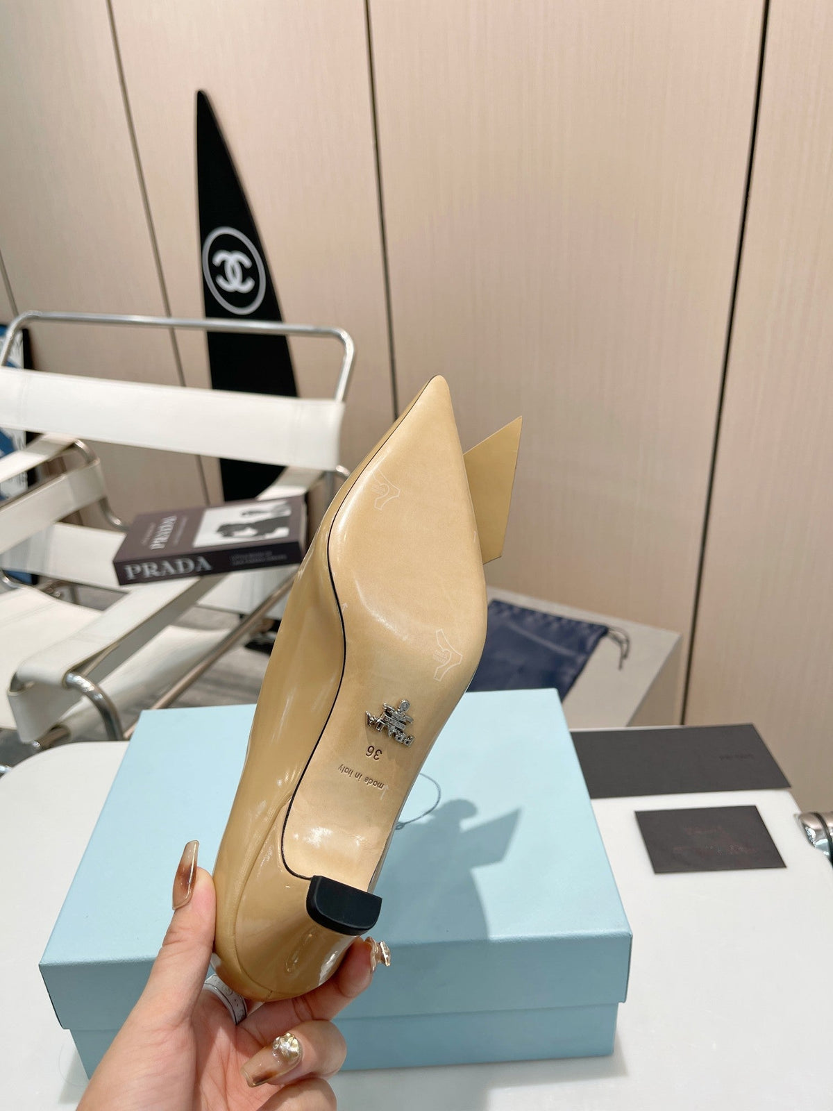 MEDIUM HEEL PUMPS IN TORTILLA BROWN PATENT CALFSKIN ATTACHED CREATIVE FLOWERS