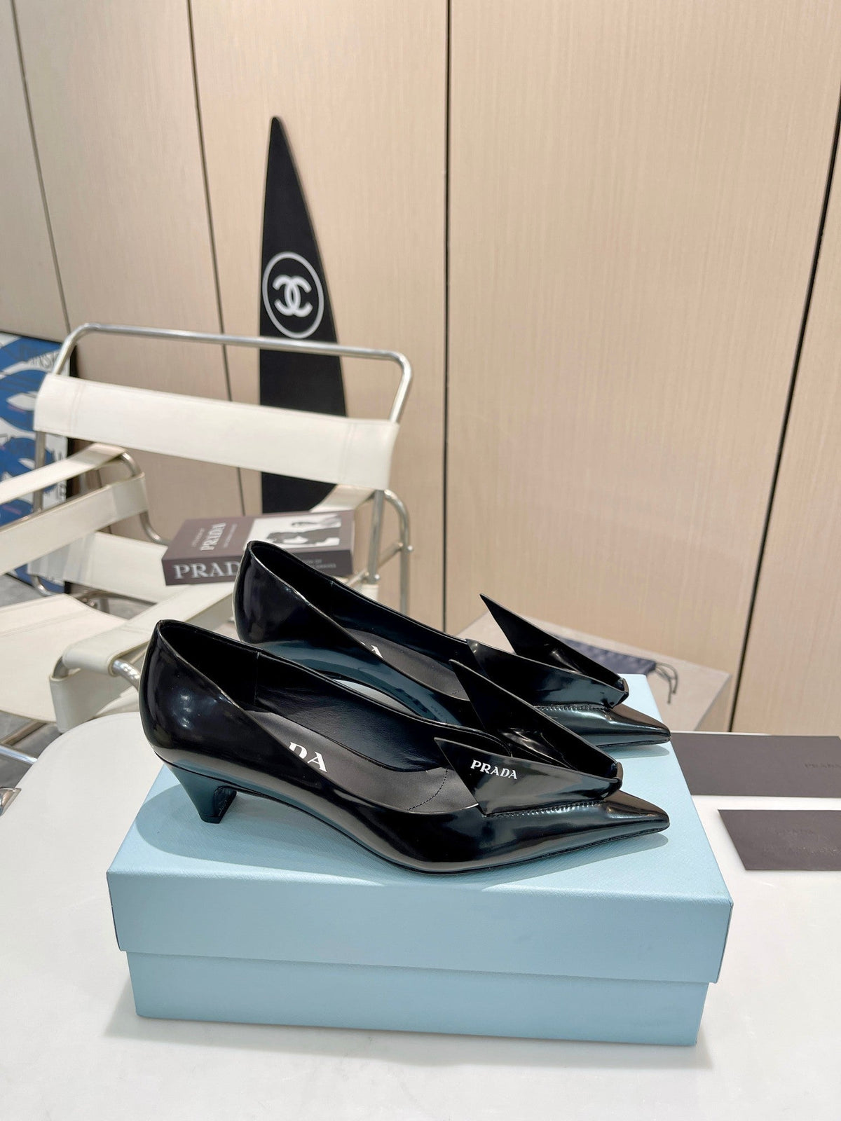 KITTEN HEEL PUMPS WITH CREATIVE SHAPE IN BLACK GLOSSY LAMBSKIN