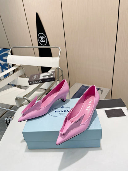 KITTEN HEEL PUMPS WITH CREATIVE SHAPE IN PINK GLOSSY LAMBSKIN