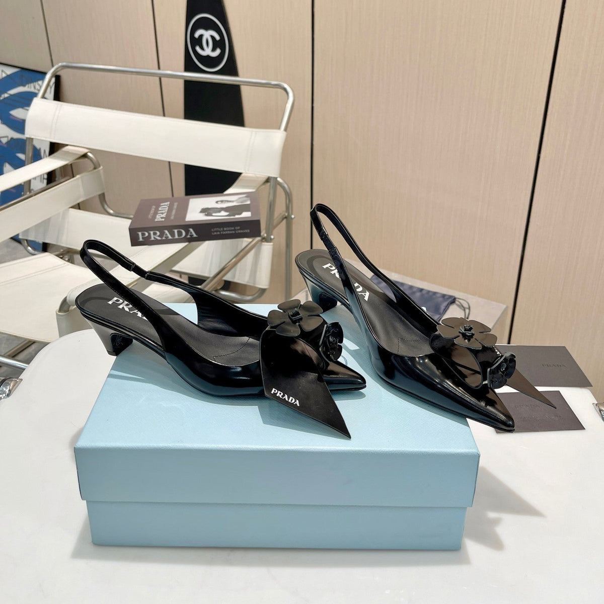 SLINGBACK KITTEN HEEL IN BLACK SHINY CALFSKIN ATTACHED FLOWERS