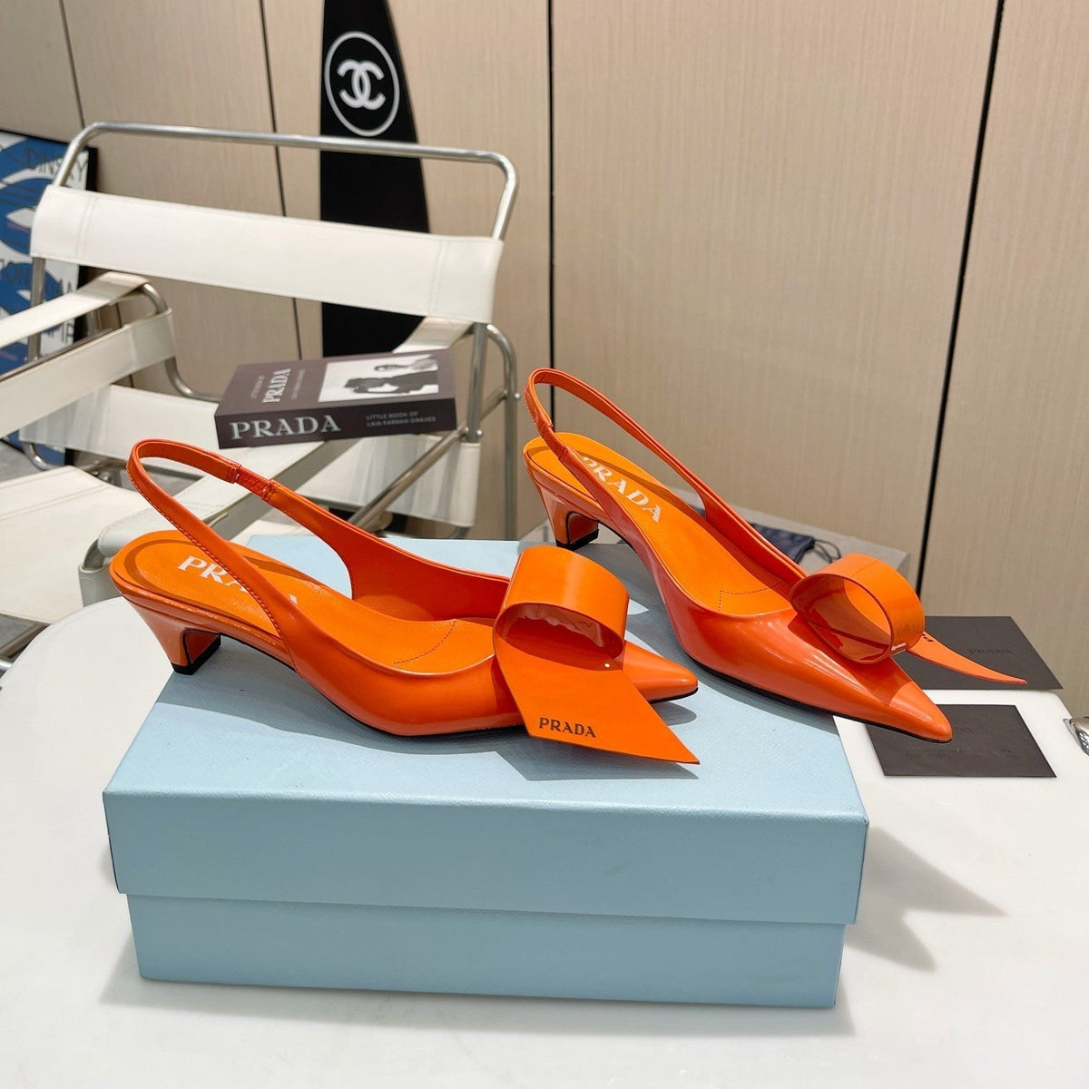 POINTED TOE SLINGBACK KITTEN HEEL WITH BOW IN ORANGE GLOSSY LAMBSKIN