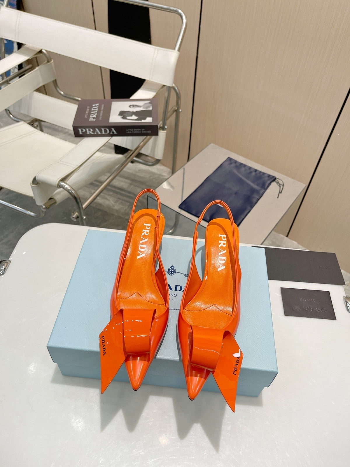 POINTED TOE SLINGBACK KITTEN HEEL WITH BOW IN ORANGE GLOSSY LAMBSKIN