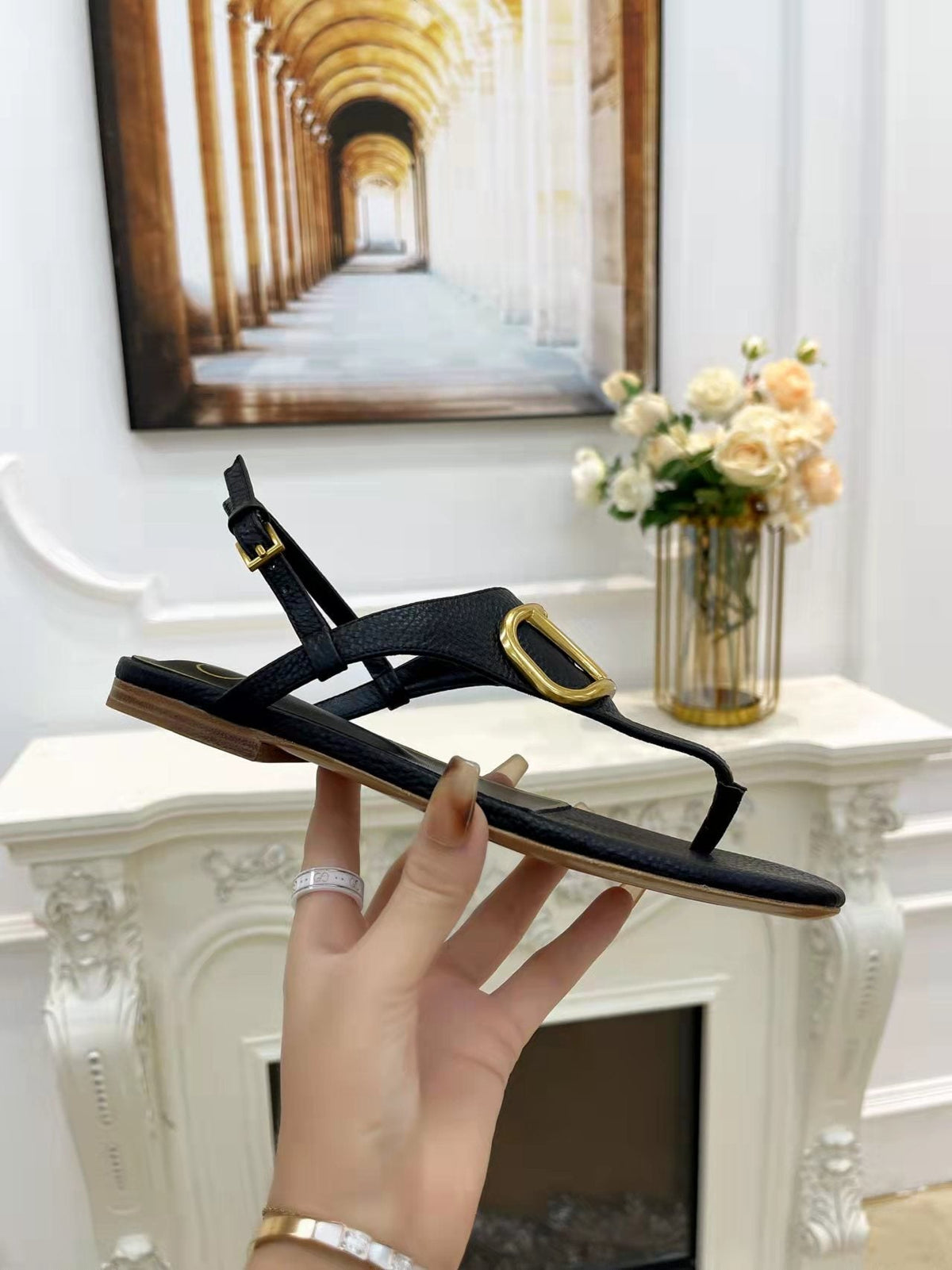 THONG SANDALS IN BLACK CALFSKIN WITH GOLD LOGO