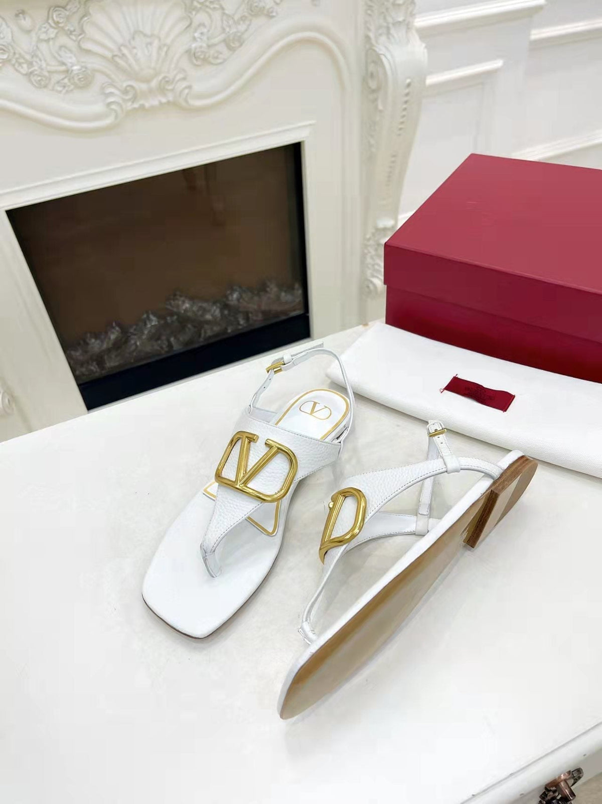 THONG SANDALS IN WHITE CALFSKIN WITH GOLD LOGO