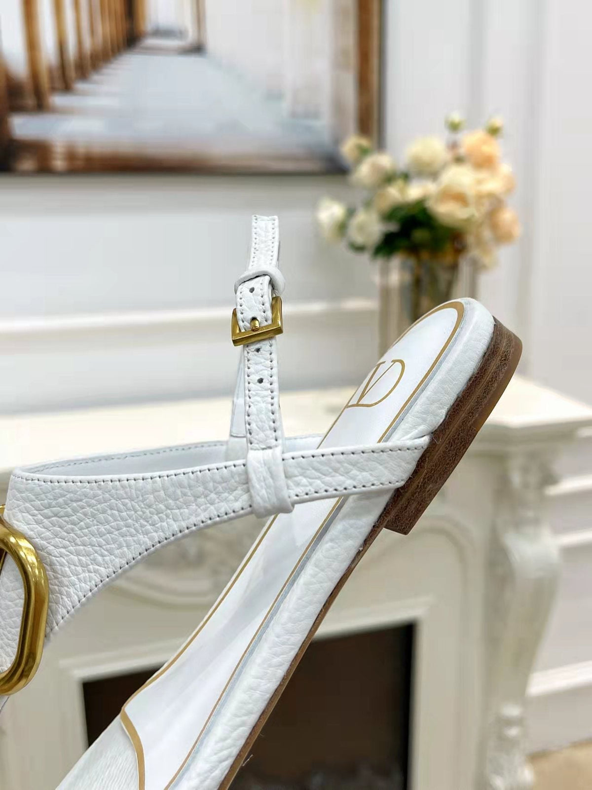 THONG SANDALS IN WHITE CALFSKIN WITH GOLD LOGO