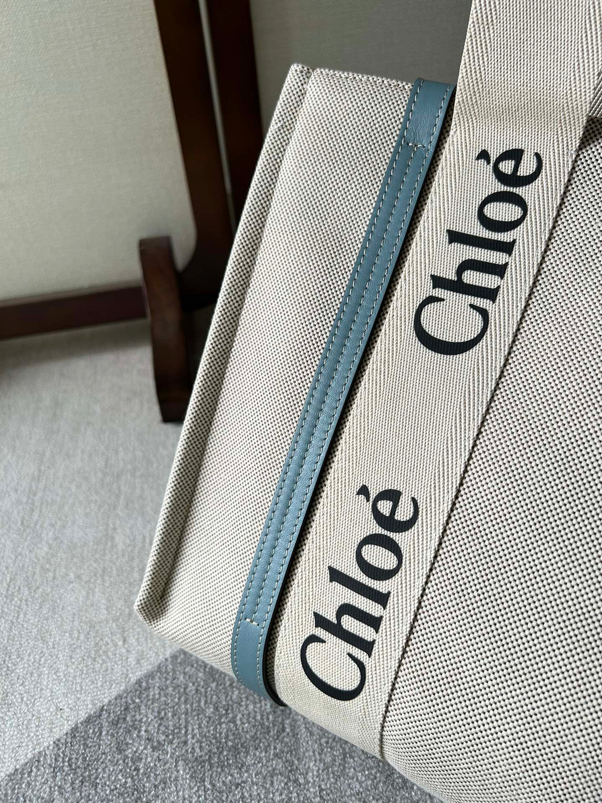 LAGRE WOODY TOTE BAG 45 IN BEIGE LINEN CANVAS BLACK WEBBING LOGO EMBROIDER BLUE CALFSKIN