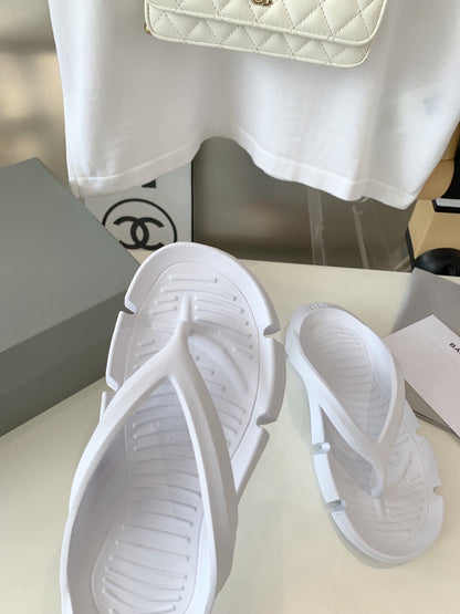 THONG SANDALS IN WHITE RUBBER