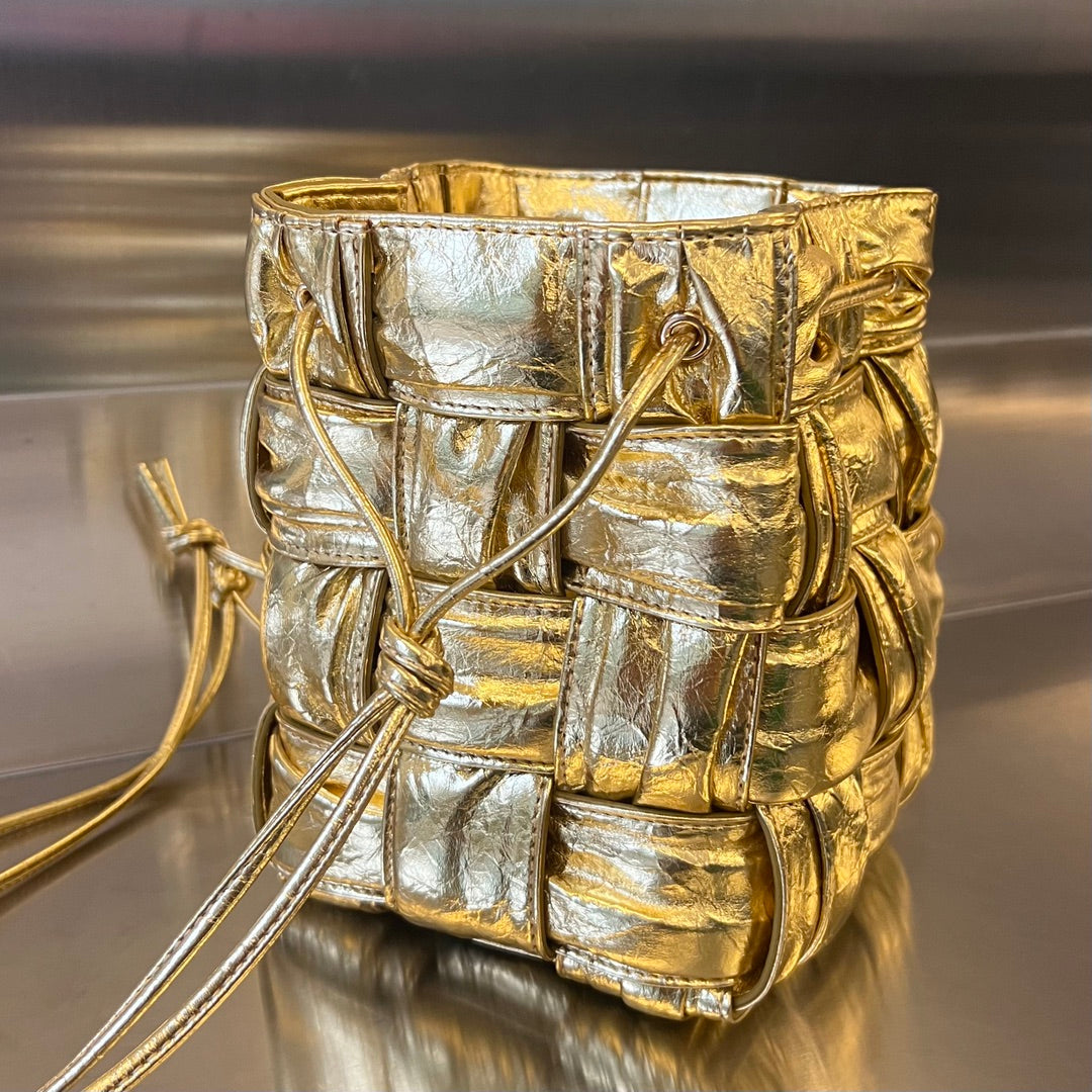 SMALL CASSETTE BUCKET 18 IN GOLD METALLIC SOFT LAMBSKIN