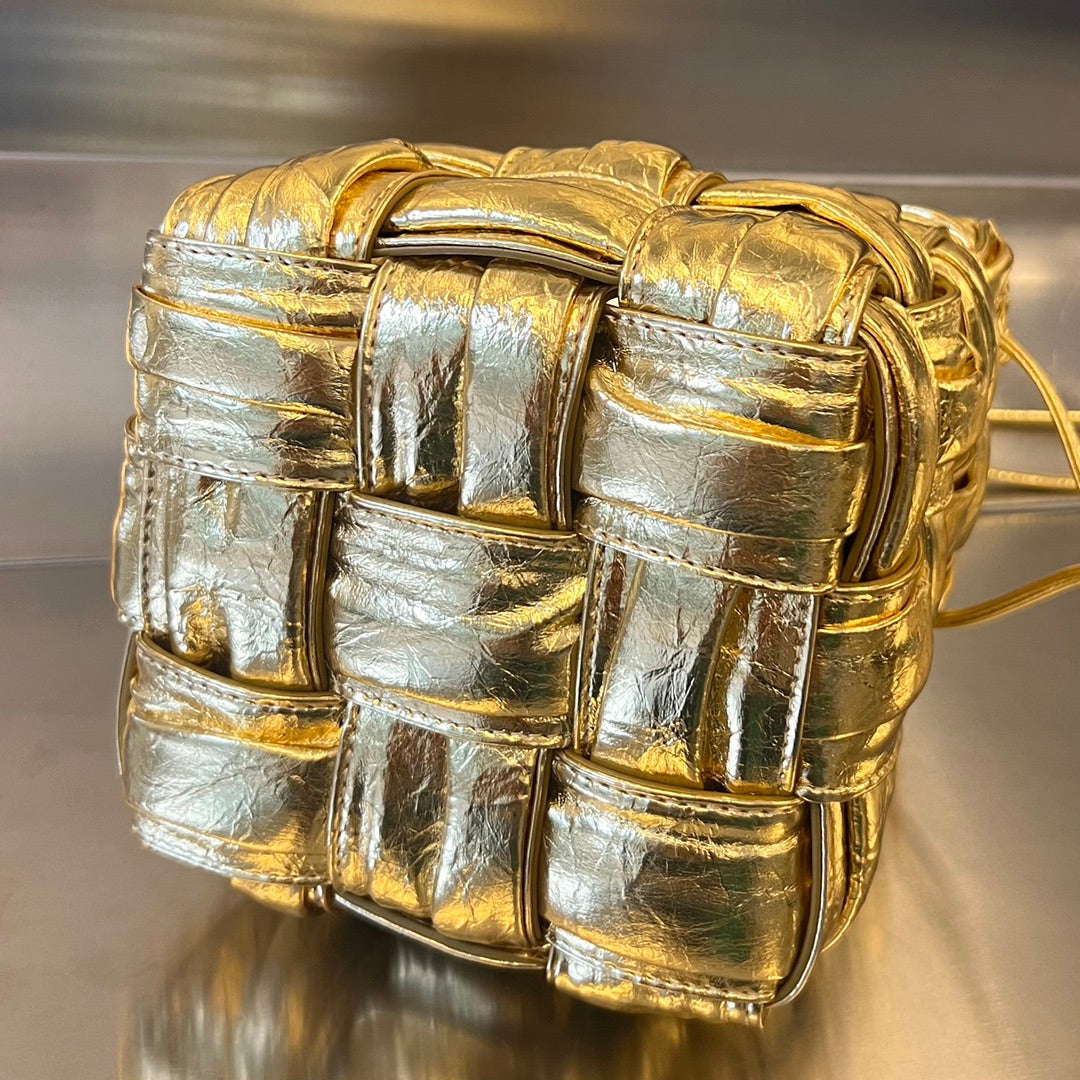 SMALL CASSETTE BUCKET 18 IN GOLD METALLIC SOFT LAMBSKIN