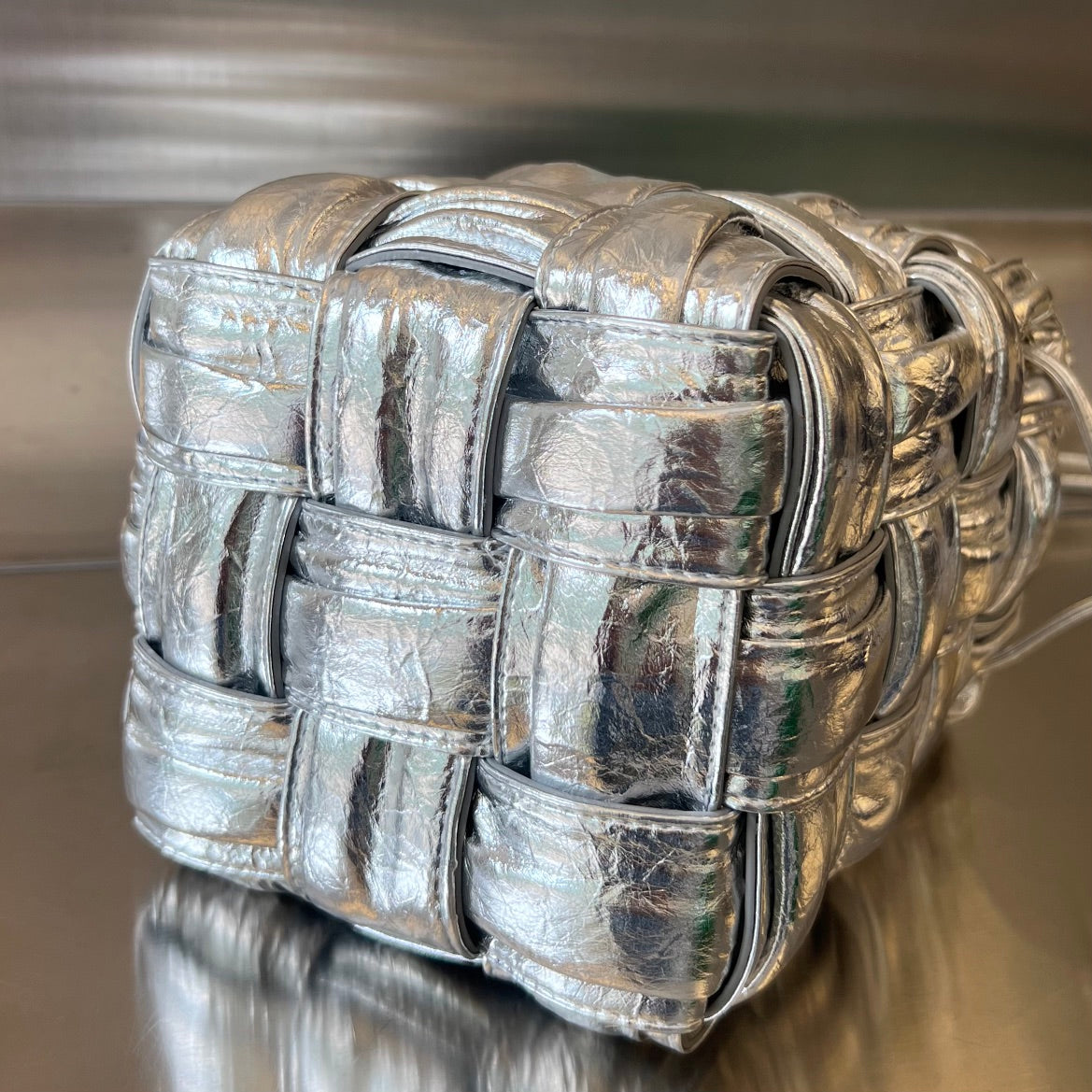 SMALL CASSETTE BUCKET 18 IN SILVER METALLIC SOFT LAMBSKIN