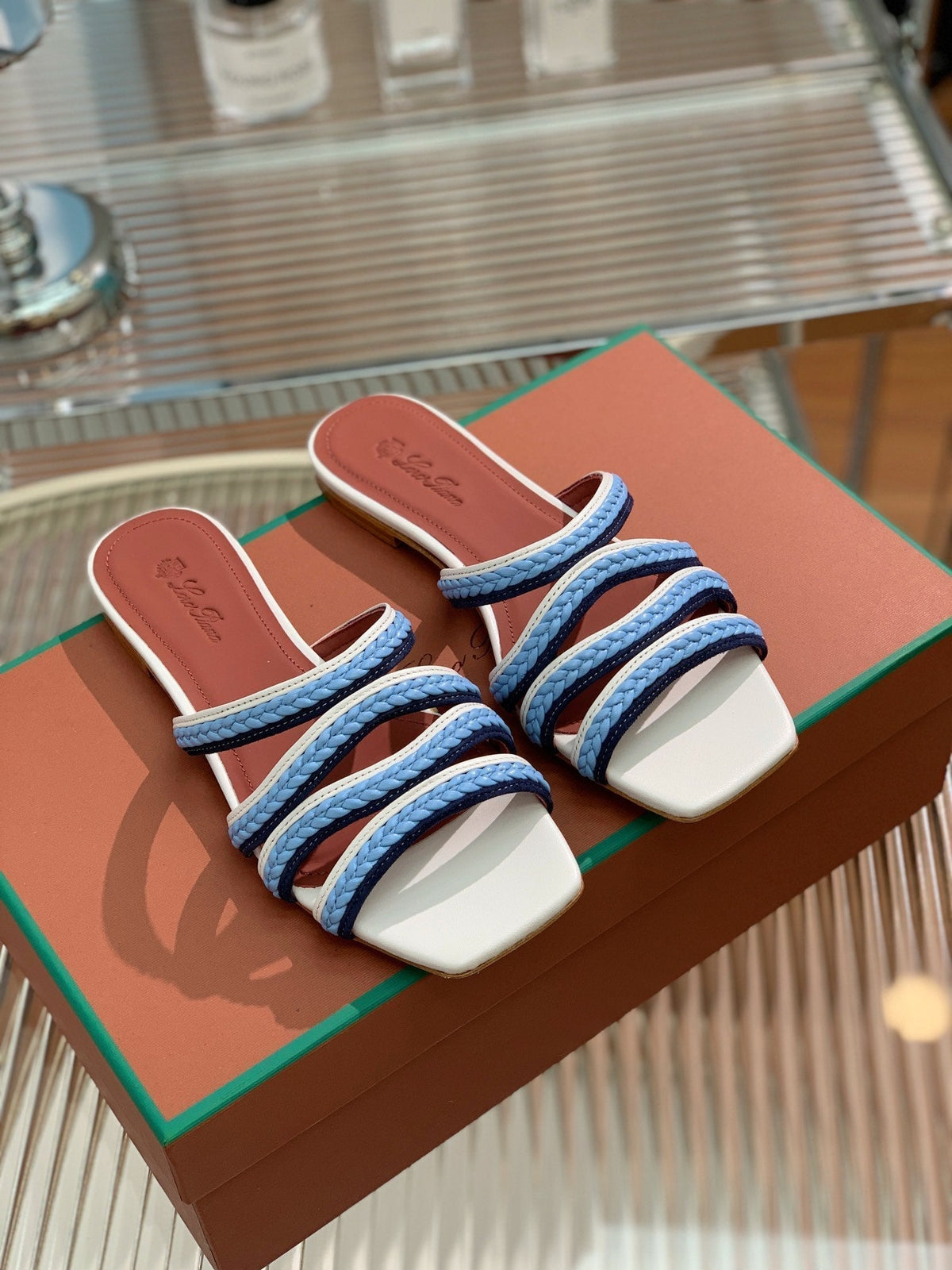 LP SPRIGHTLY CHARMS FLAT SANDAL SKY CALFSKIN