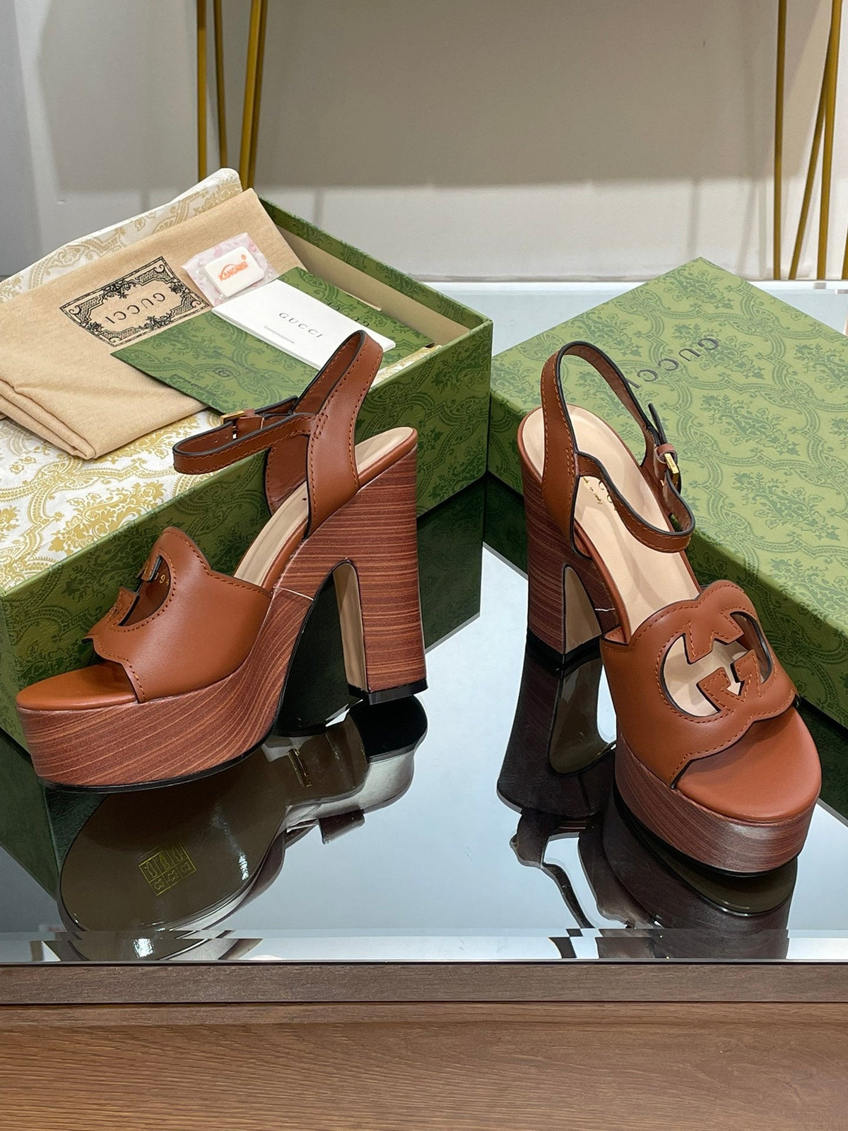 GG 120 INTERLOCKING G SANDAL CARAMEL CALFSKIN
