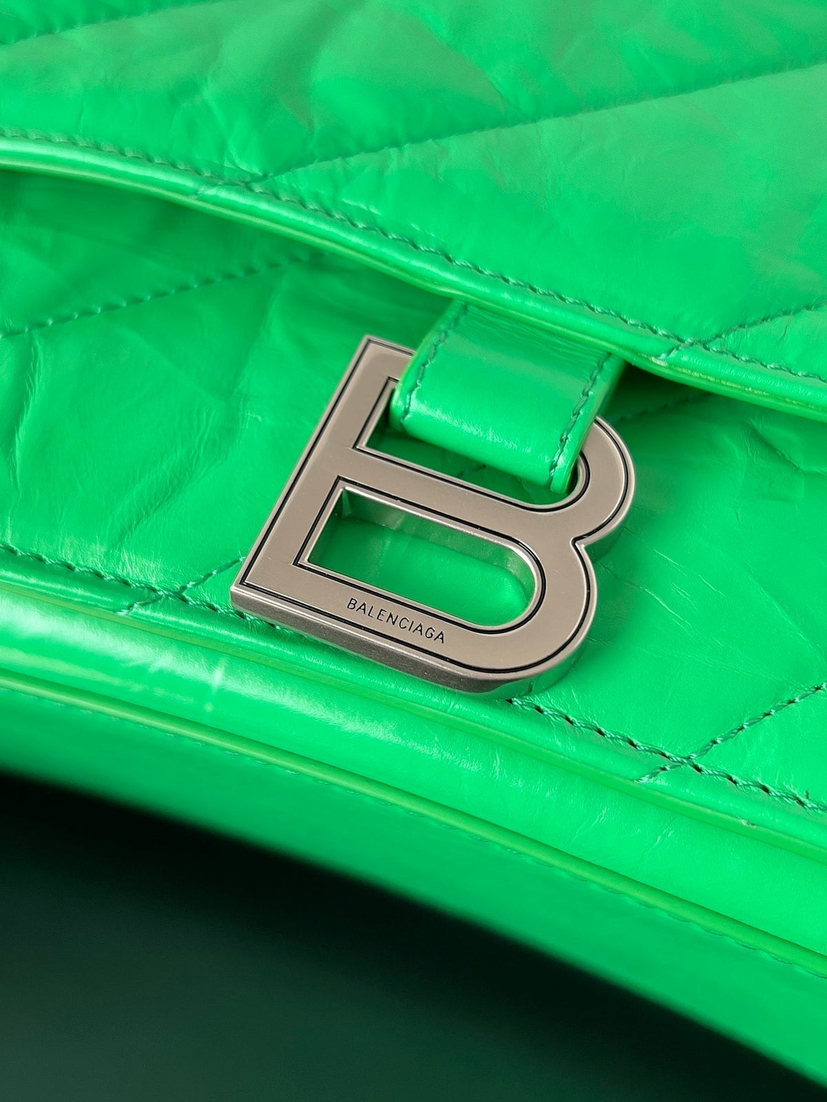 CRUSH CHAINED BAG 32 IN GREEN QUILTED CRUSHED CALFSKIN SILVER HARDWARE