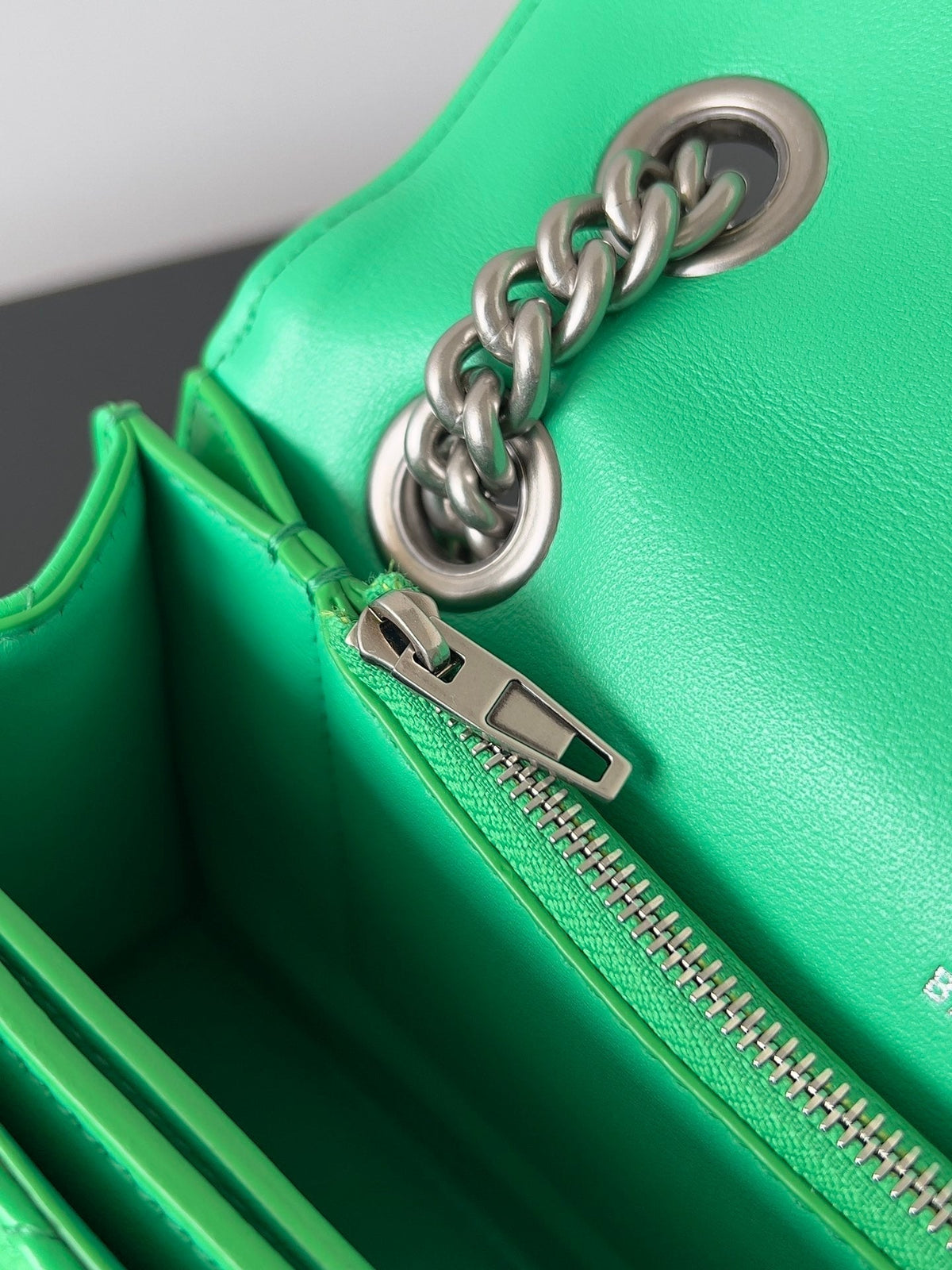CRUSH CHAINED BAG 25 IN GREEN QUILTED CRUSHED CALFSKIN SILVER HARDWARE