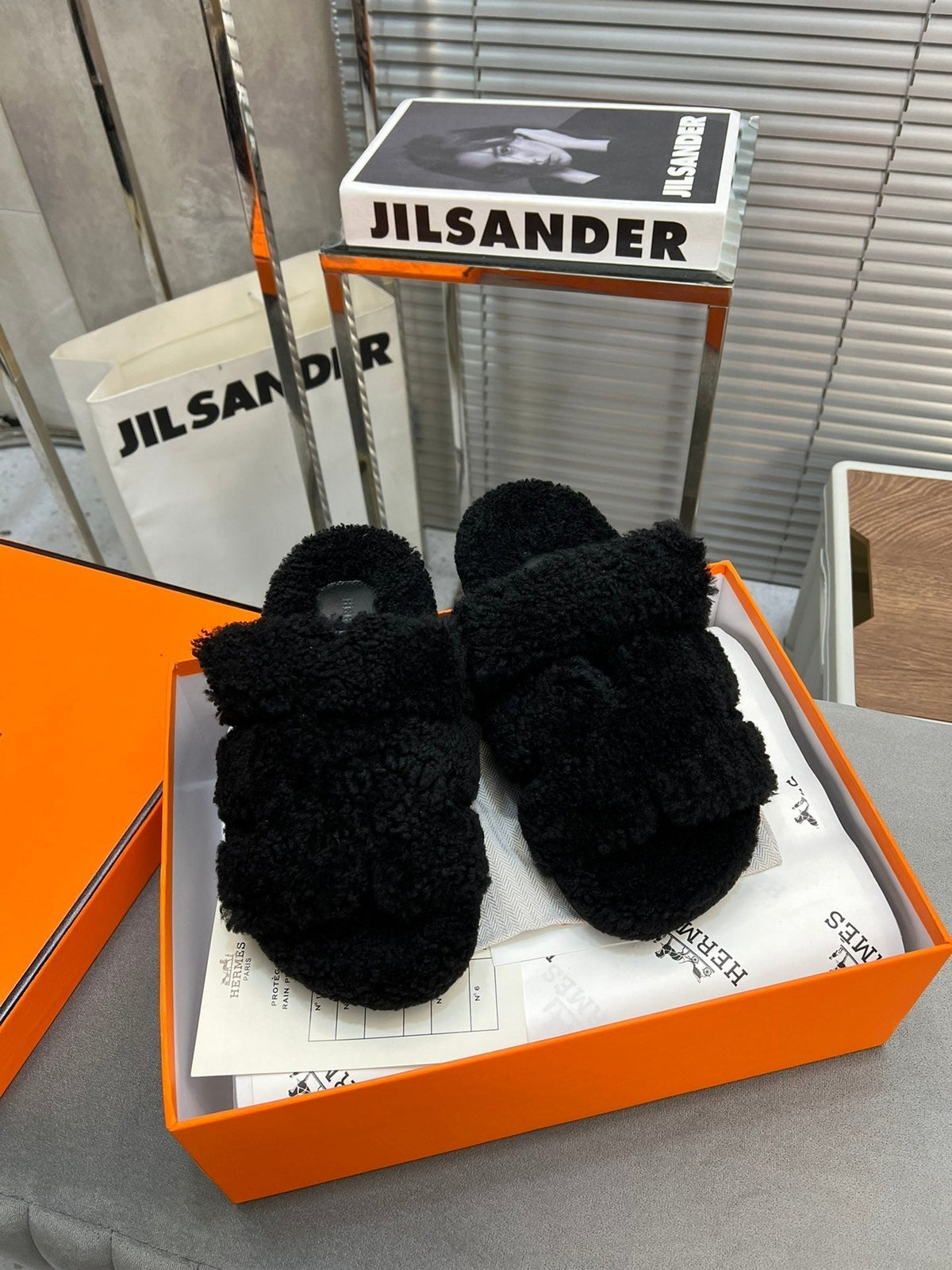 CHYPRE SLIPPERS IN BLACK LAMB WOOL