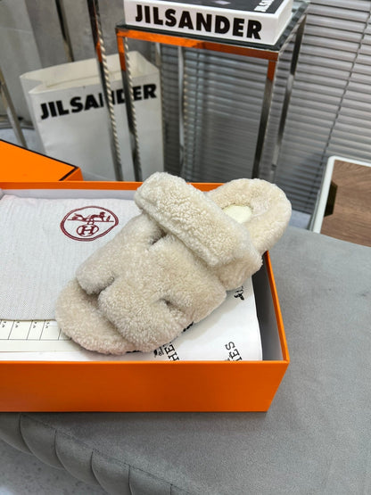 CHYPRE SLIPPERS IN BISQUE BEIGE LAMB WOOL