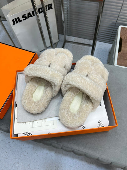 CHYPRE SLIPPERS IN BISQUE BEIGE LAMB WOOL