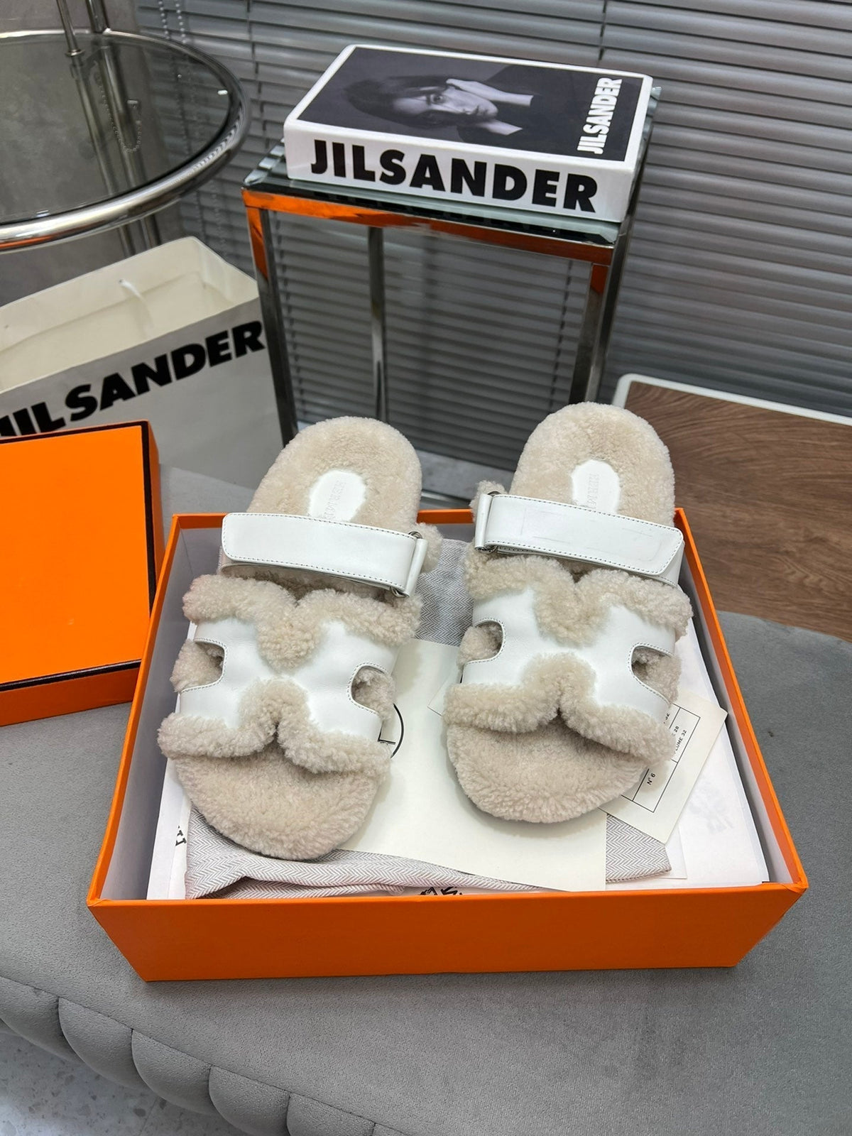 CHYPRE SLIPPERS IN BEIGE LAMB WOOL AND WHITE CALFSKIN